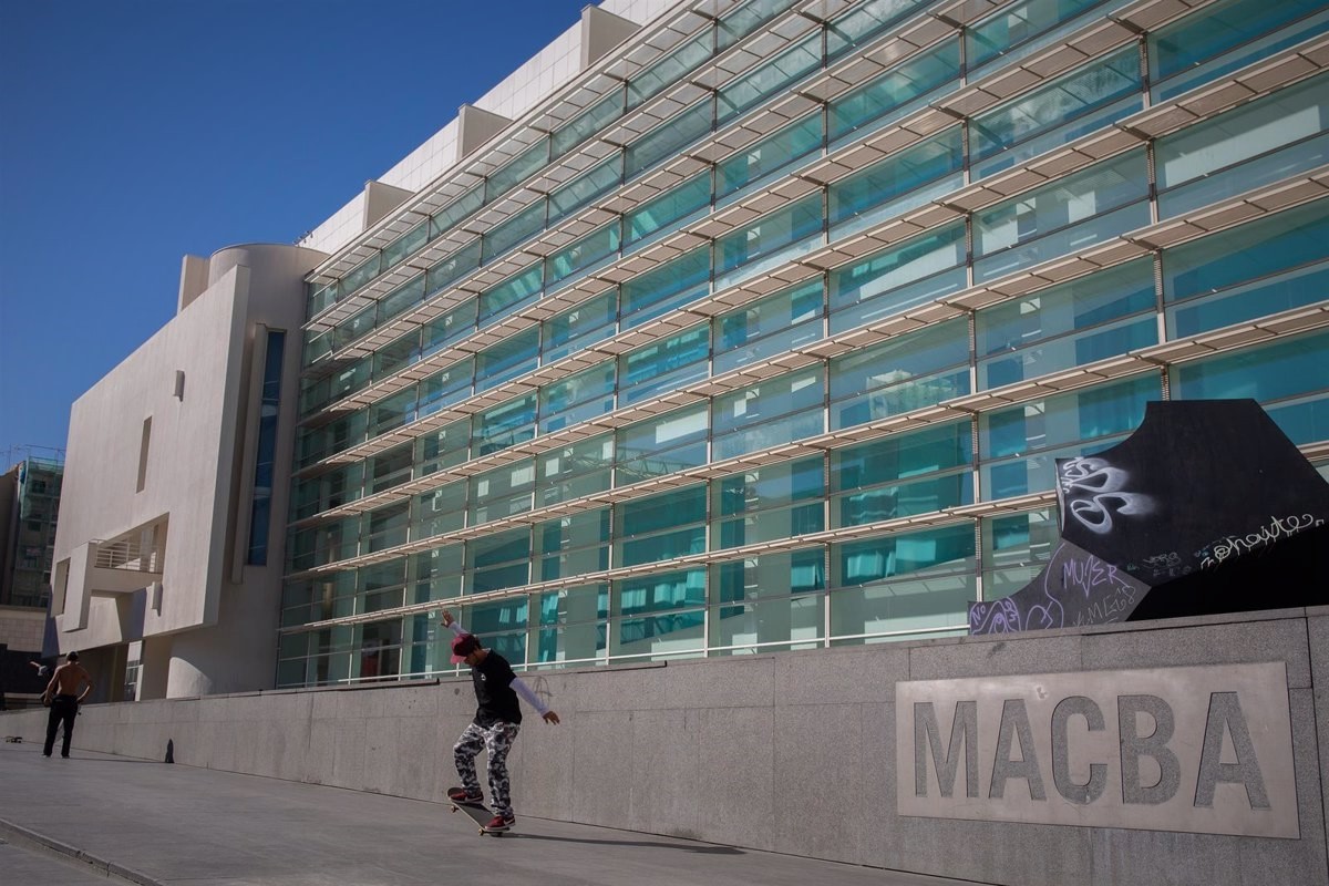 Els veïns del Raval redirigeixen la batalla contra l'ampliació del Macba a l'esfera política