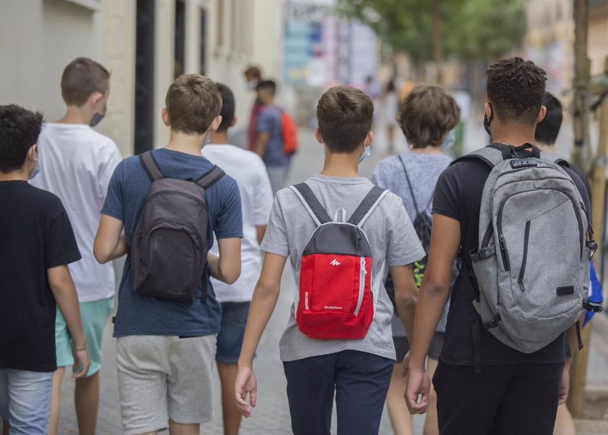 Educació enviarà les instruccions per restringir els mòbils als instituts d'aquí a tres setmanes