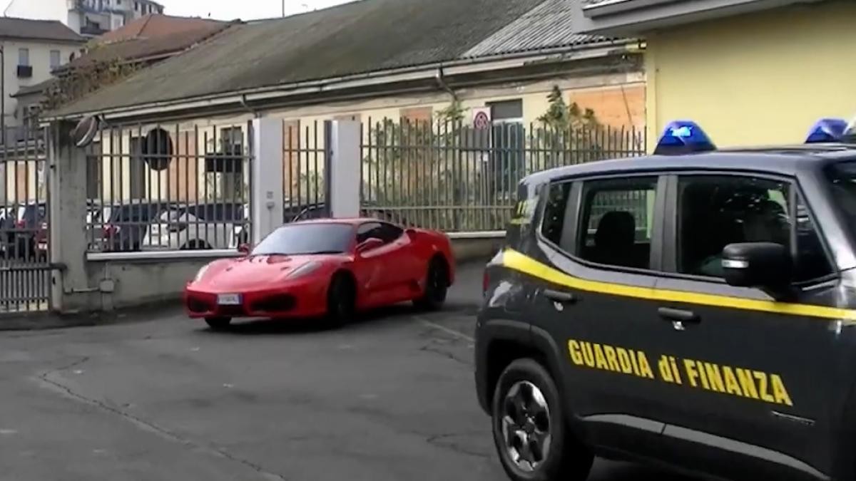 Un jove italià, detingut per falsificar un Ferrari a partir d'un Toyota
