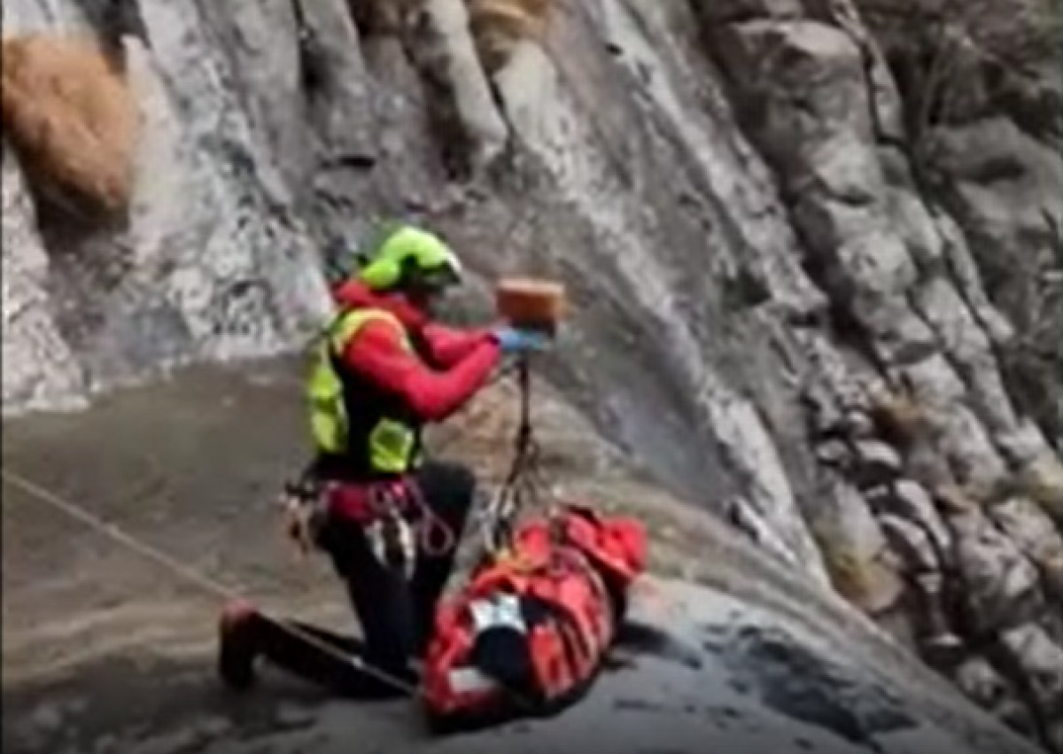 VÃDEO | Rescat amb helicòpter després de caure un barranc de més de 30 metres a la Vall d'en Bas