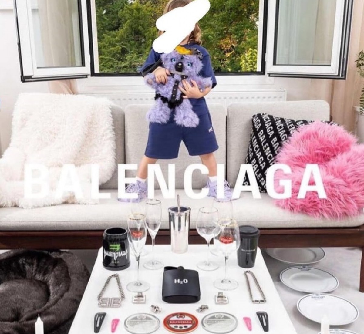 La campanya publicitària ensenyava infants amb ossos envoltats amb arnesos, i altres objectes de caràcter sexual  - Balenciaga 