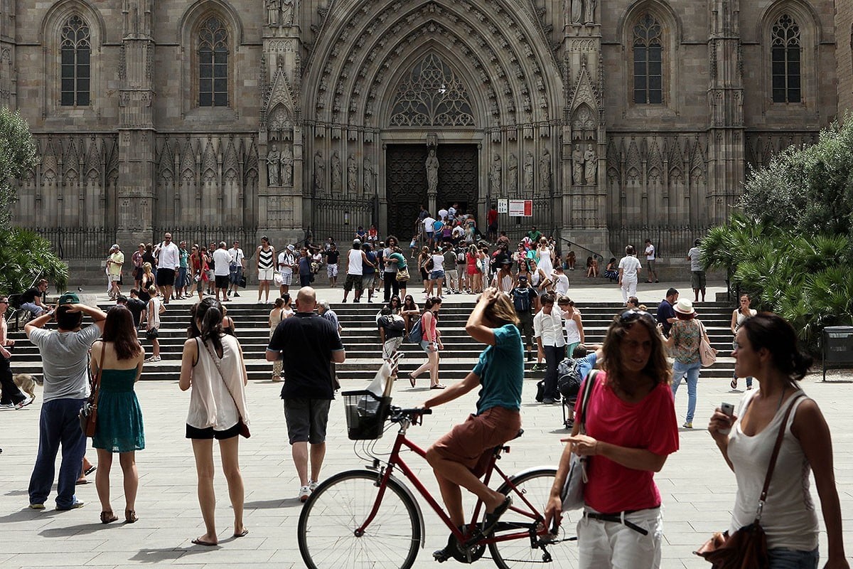Colau cedeix i amplia a 20 el nombre de persones permeses als grups turístics a Ciutat Vella
