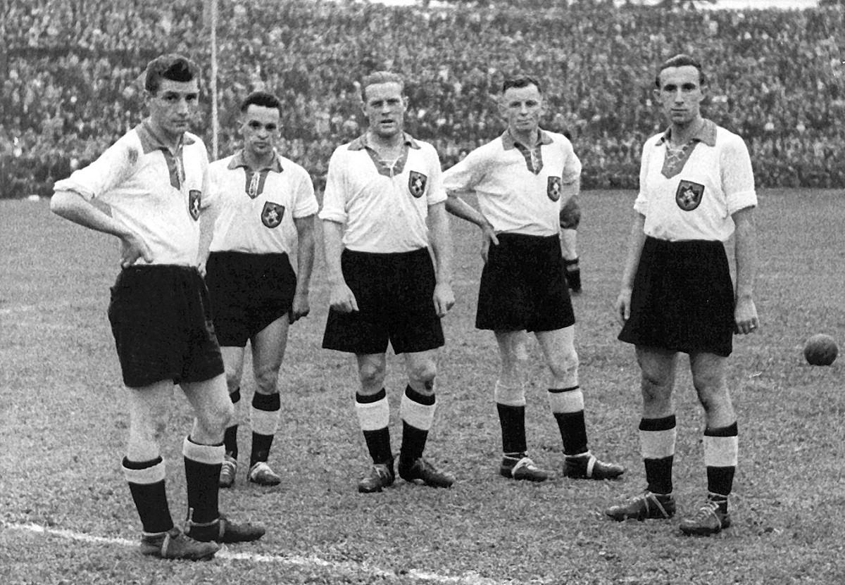 Jugadors de la selecció alemanya, amb l'esvàstica al pit, durant el partit contra Suècia de 1942 - history.com