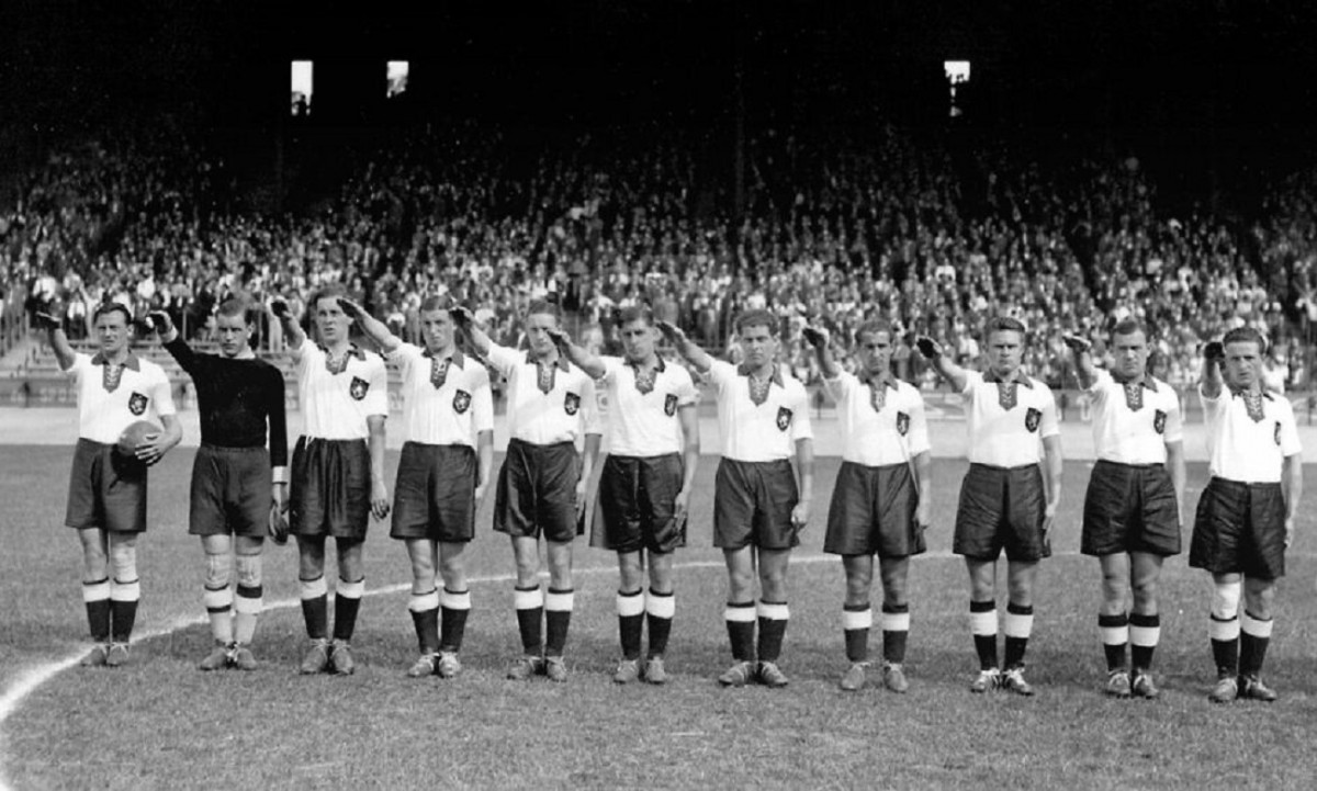 La selecció alemanya fa la salutació nazi abans d’un partit del Mundial de França 1938 - history.com