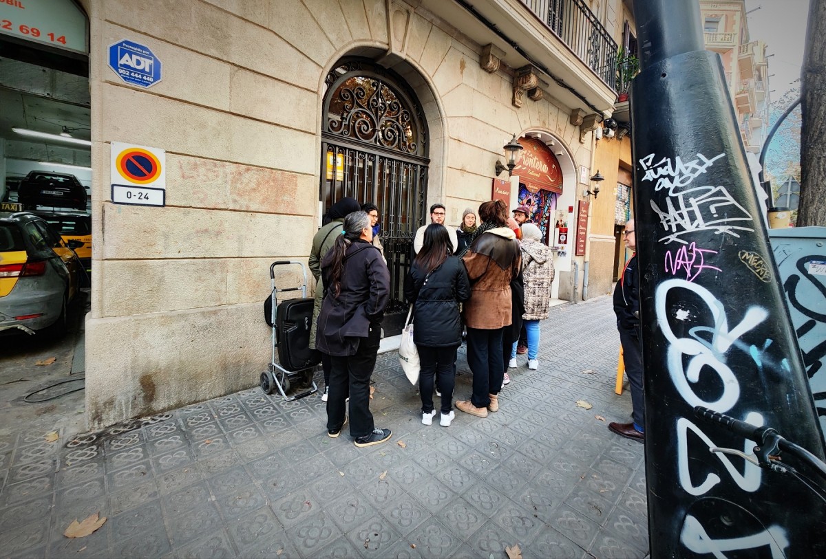 Un desnonament al Poble-sec exposa el col·lapse de la mesa d'emergència de Barcelona