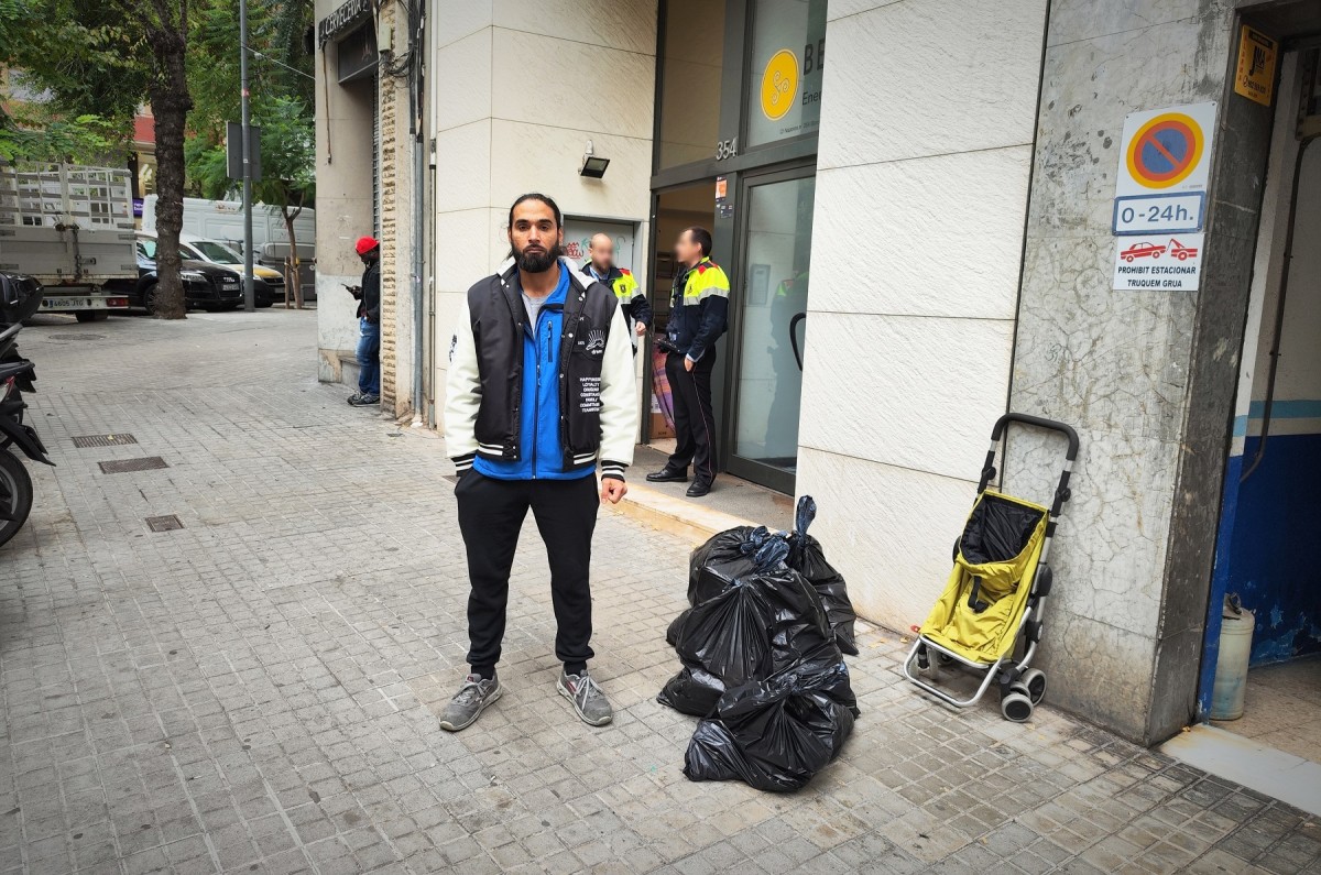 Desnonat sense avís i de matinada: «Han entrat molts policies preguntant per una altra persona»