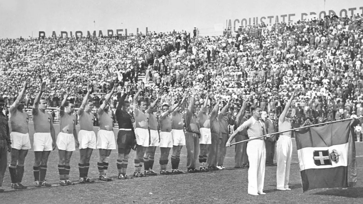 Els integrants d'Itàlia fent la salutació feixista abans d'un partit del Mundial de 1934 - DEF