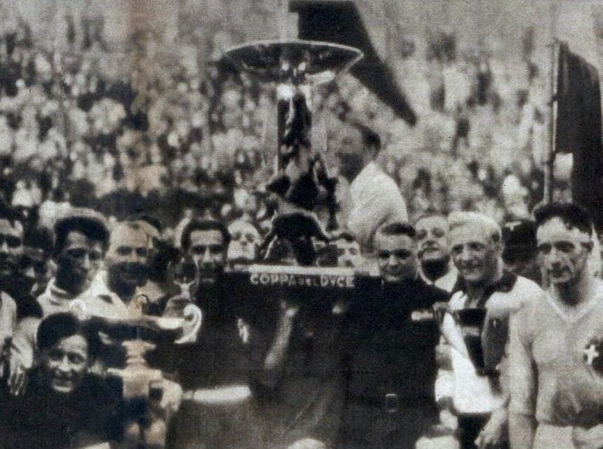 Els jugadors de la selecció italiana exhibeixen la Copa Jules Rimet i la Coppa del Duce després de vèncer a Txecoslovàquia en la final del Mundial de 1934 - Wikimedia Commons