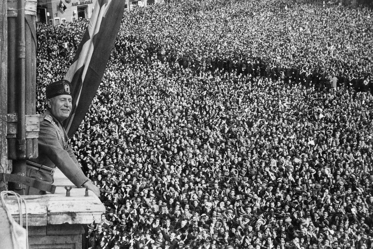 Mussolini, aclamat per les masses en un acte a la Plaça Venècia de Roma de 1936 - @JeanPaulVC