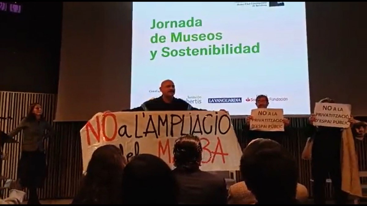 Veïns del Raval irrompen en un acte al Macba per rebutjar-ne l’ampliació