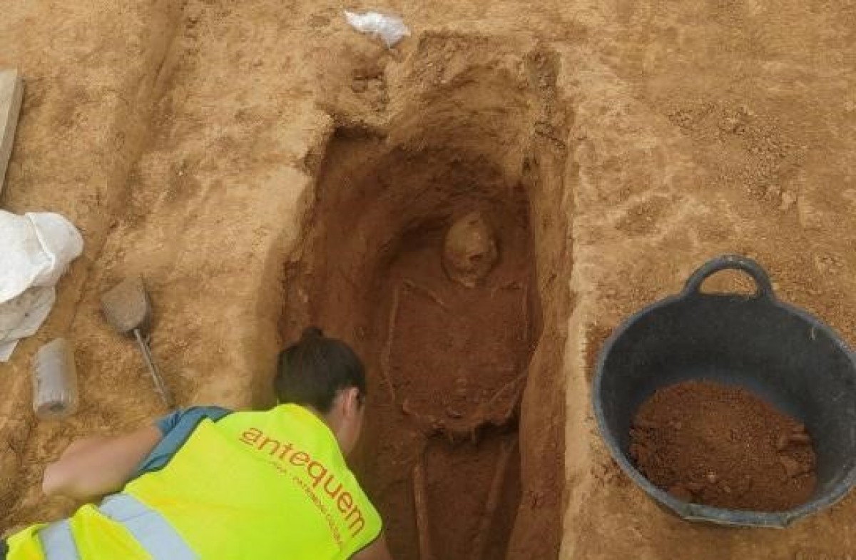 Troben a la Sagrera tombes romanes i un canal d'aigua «excepcional»