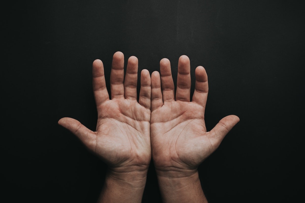 Què és la síndrome de Raynaud, la patologia que fa que se't congelin els dits amb el fred?