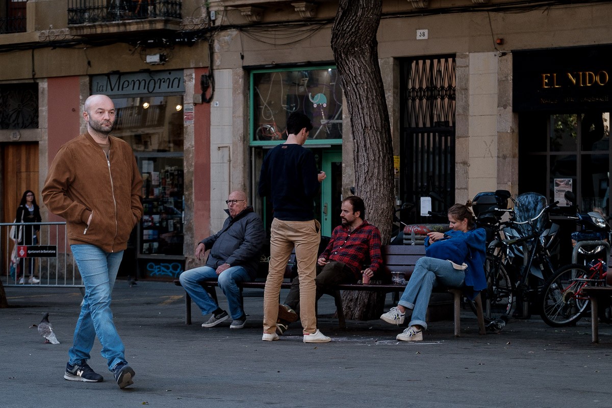 Ricard Valentí, dels Joves Gitanos de Gràcia, passejant per la plaça de la Vila de Gràcia - Adrià Costa