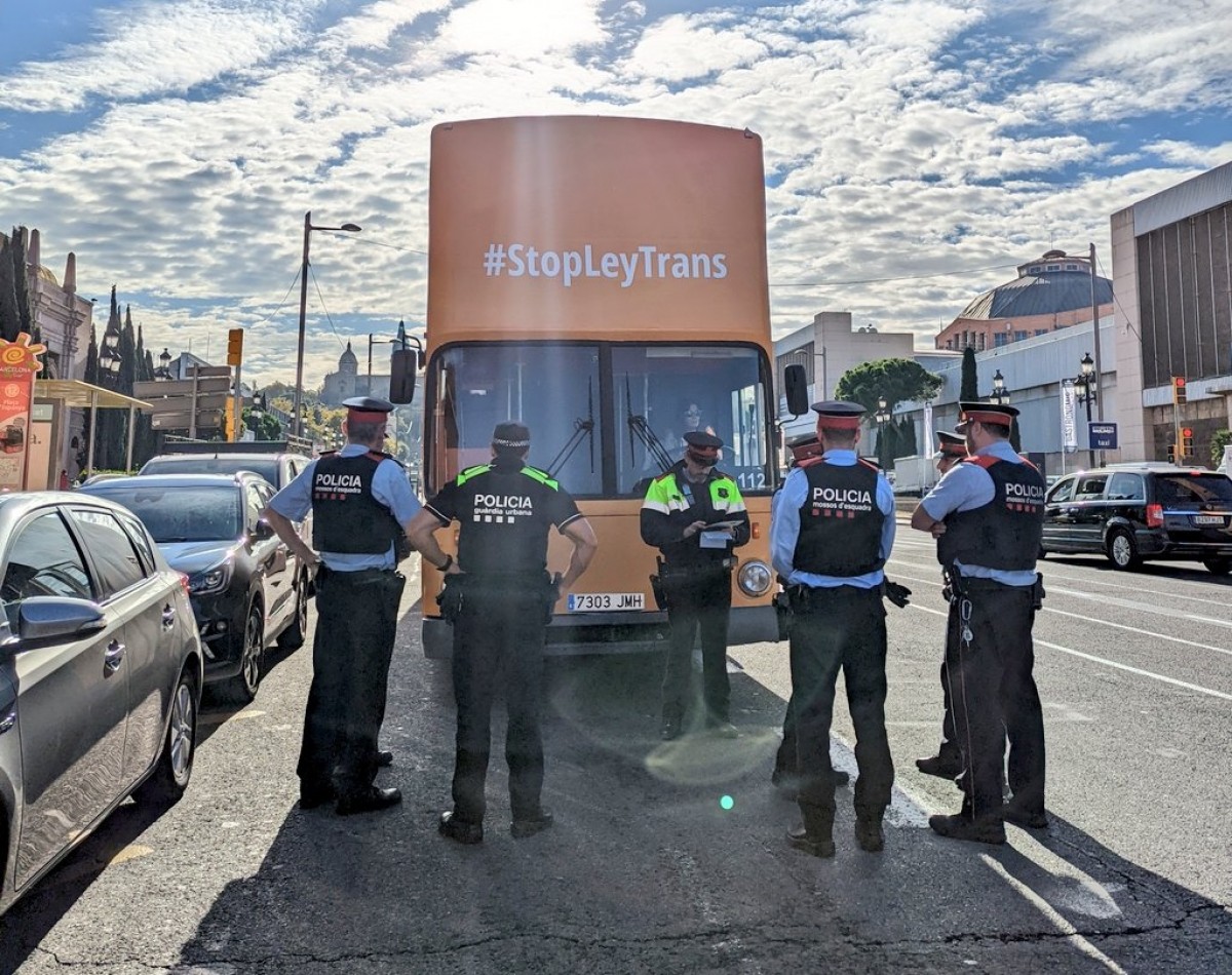 La policia immobilitza a Barcelona l'autobús de l'entitat ultra Hazte Oir