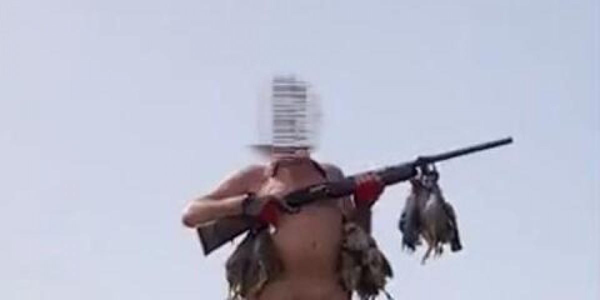 VÃDEO | Graven un caçador despullat amb una perdiu lligada als genitals al crit de «visca Espanya»