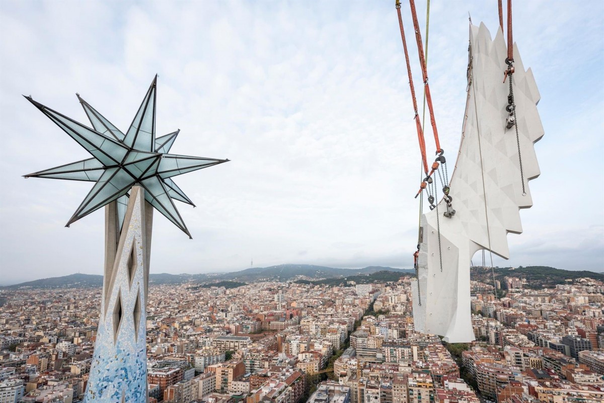 Nou pas endavant a la Sagrada Família: col·loquen les escultures de les torres de Marc i Lluc