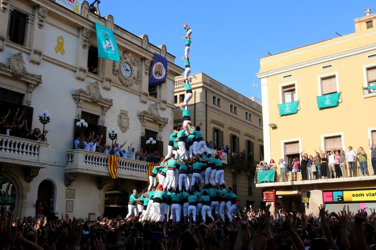 Els Castellers de Vilafranca fan història amb l'inèdit pilar de 9 amb folre, manilles i puntals