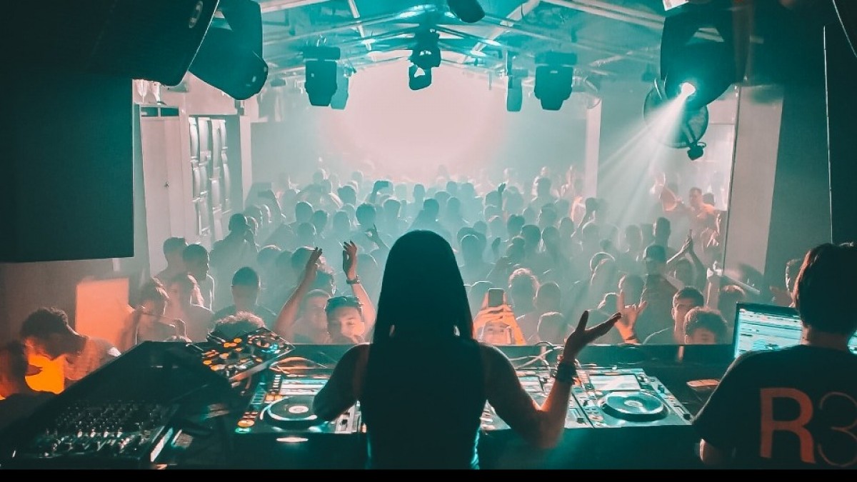 Detingut un menor per una violació en una discoteca de Barcelona