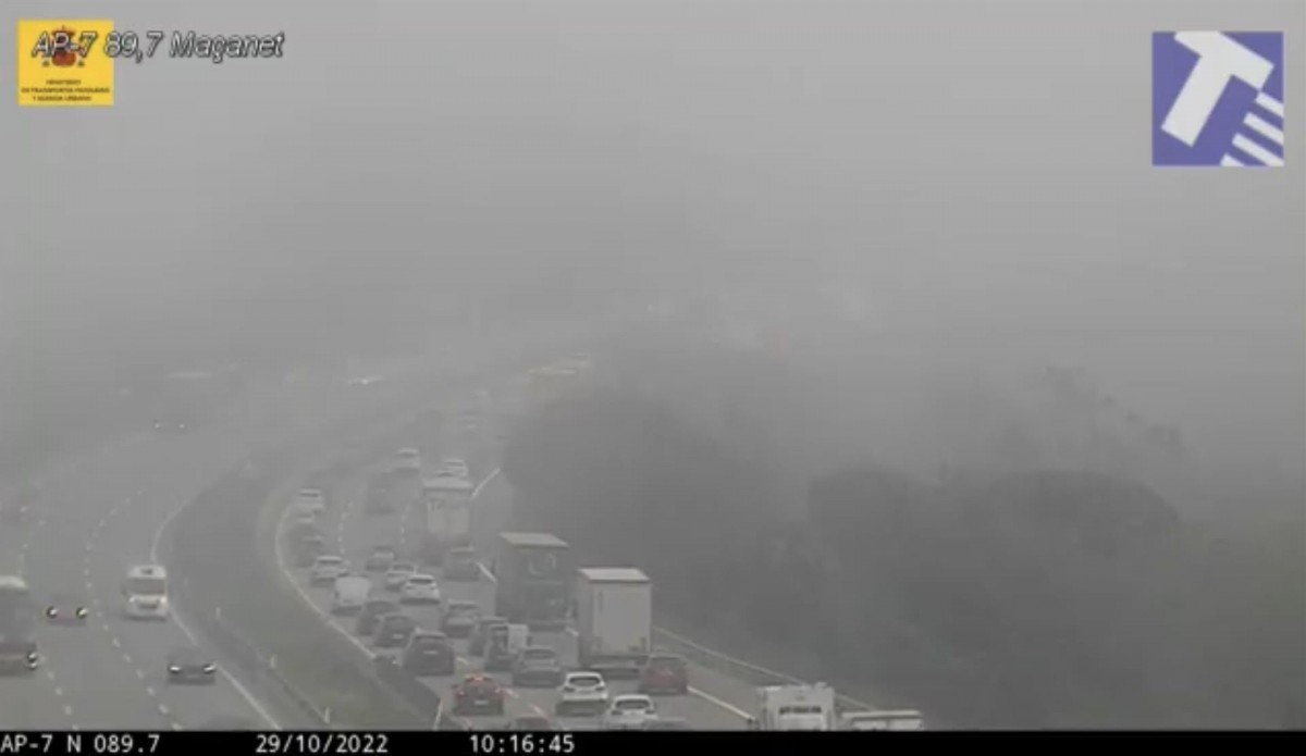 Dos accidents provoquen més de 20 quilòmetres de cues a l'AP-7