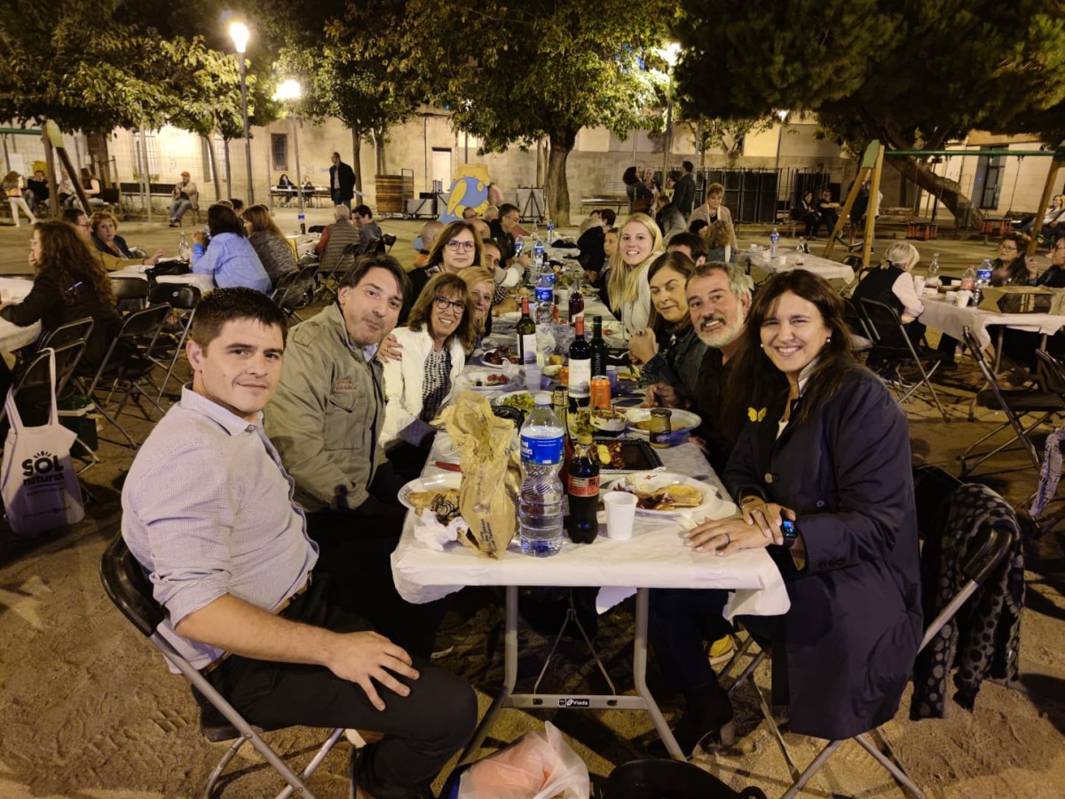 Rai López Calvet, Francesc de Dalmases, Laura Borràs i David Torrents en un sopar a Badalona en la vigília de l'1-O de 2022. - @lauraborras