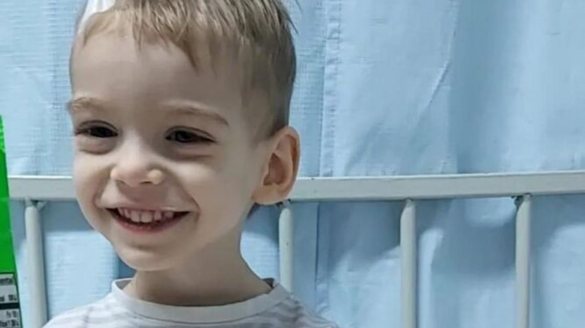 El petit Oliver arriba a Barcelona per ser intervingut del seu tumor cerebral