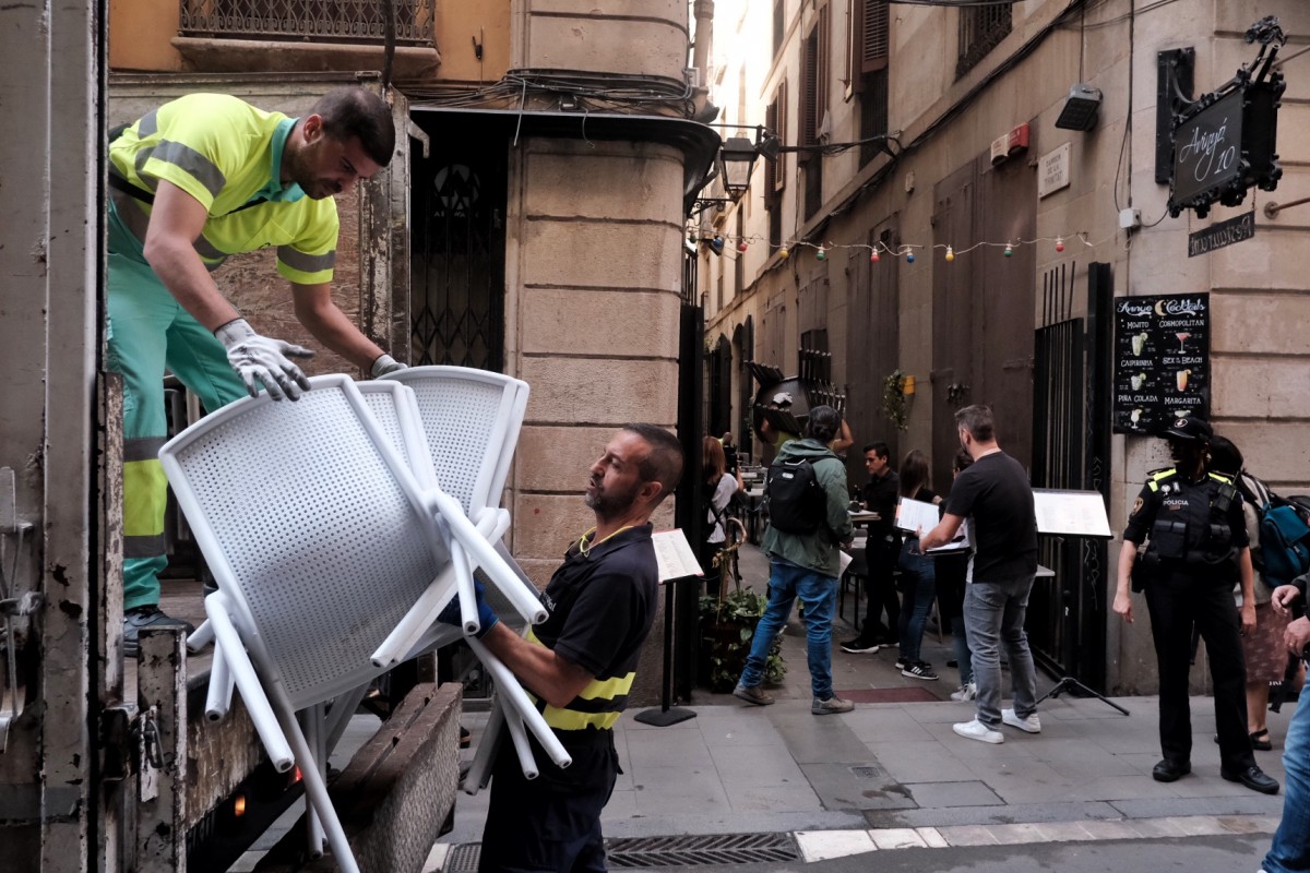 L'Ajuntament desmantella una polèmica terrassa il·legal del centre de Barcelona