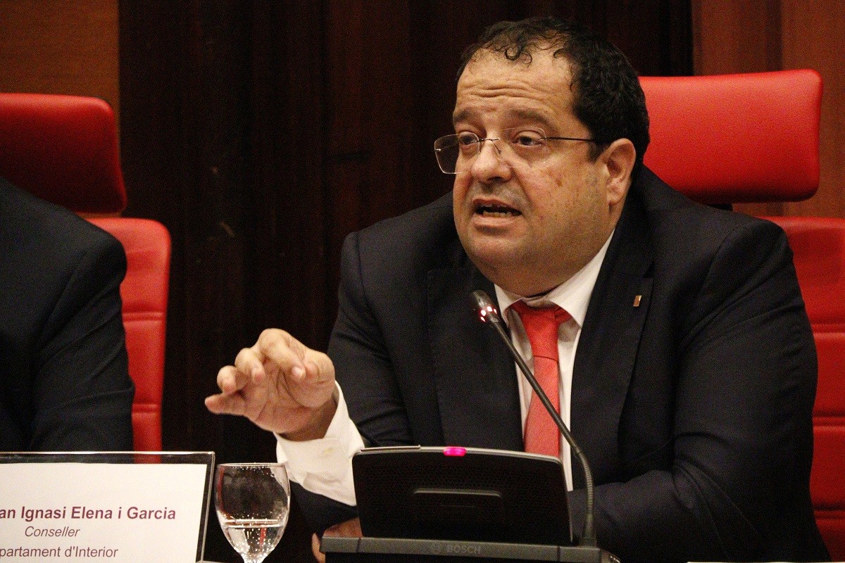 Joan Ignasi Elena defensa al Parlament que els Mossos han de tenir «orientació política»