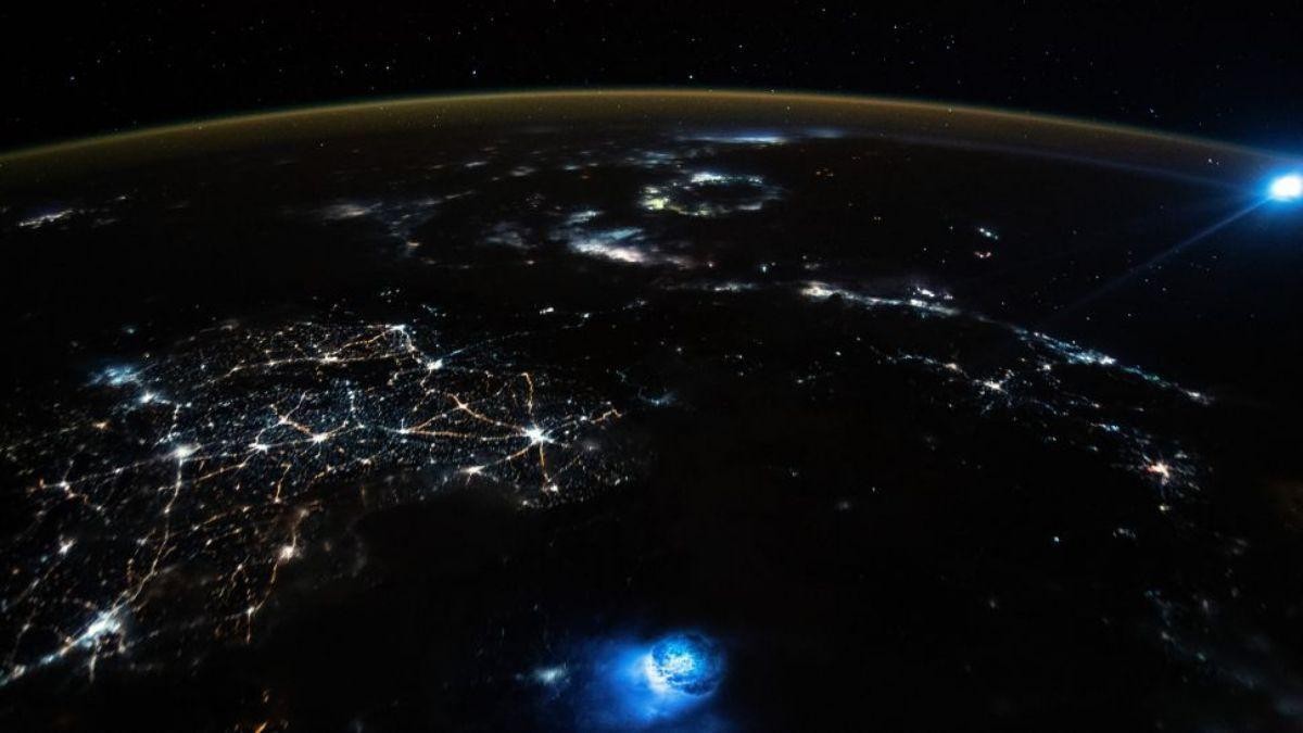 Fotografien dues taques blaves lluminoses flotant sobre la Terra