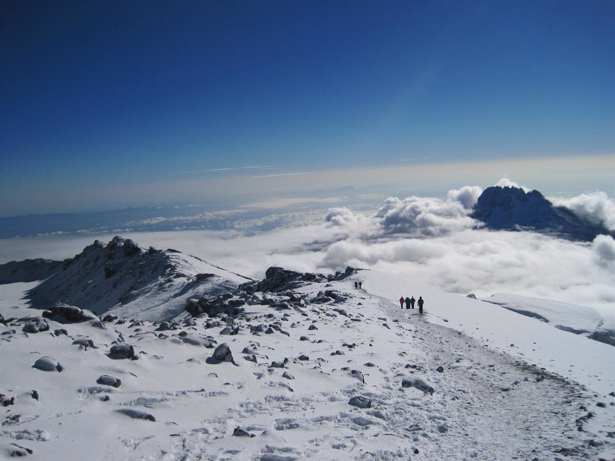 El Kilimanjaro, en flames: centenars de bombers treballen per controlar un nou incendi