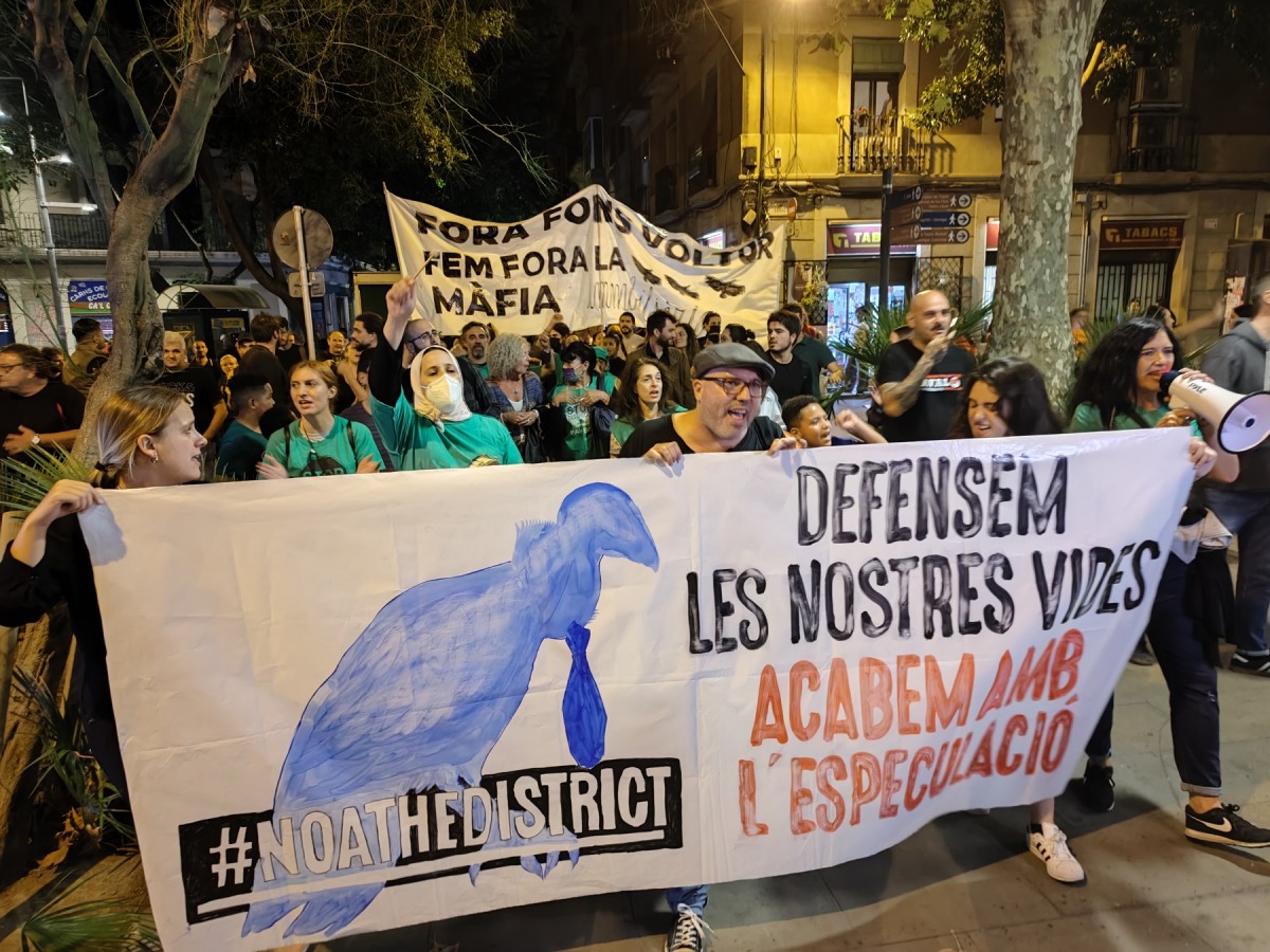 La capçalera de la protesta veïnal contra la fira immobiliària The District  - David Cobo
