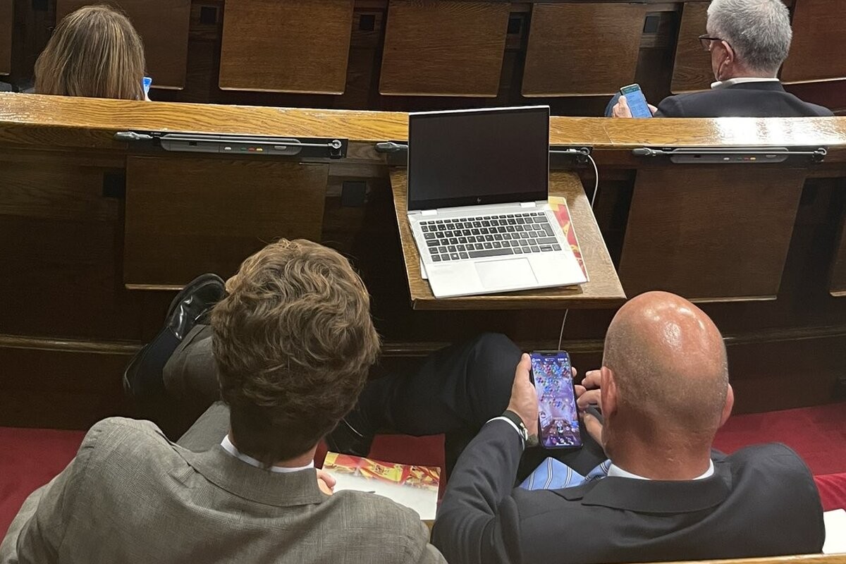 Un diputat de Vox, enxampat jugant amb el mòbil durant el Ple del Parlament