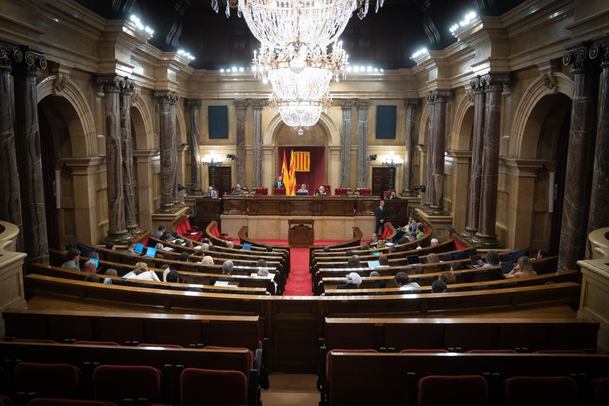 El Parlament insta el Govern a evitar «qualsevol ingerència de naturalesa política» als Mossos 
