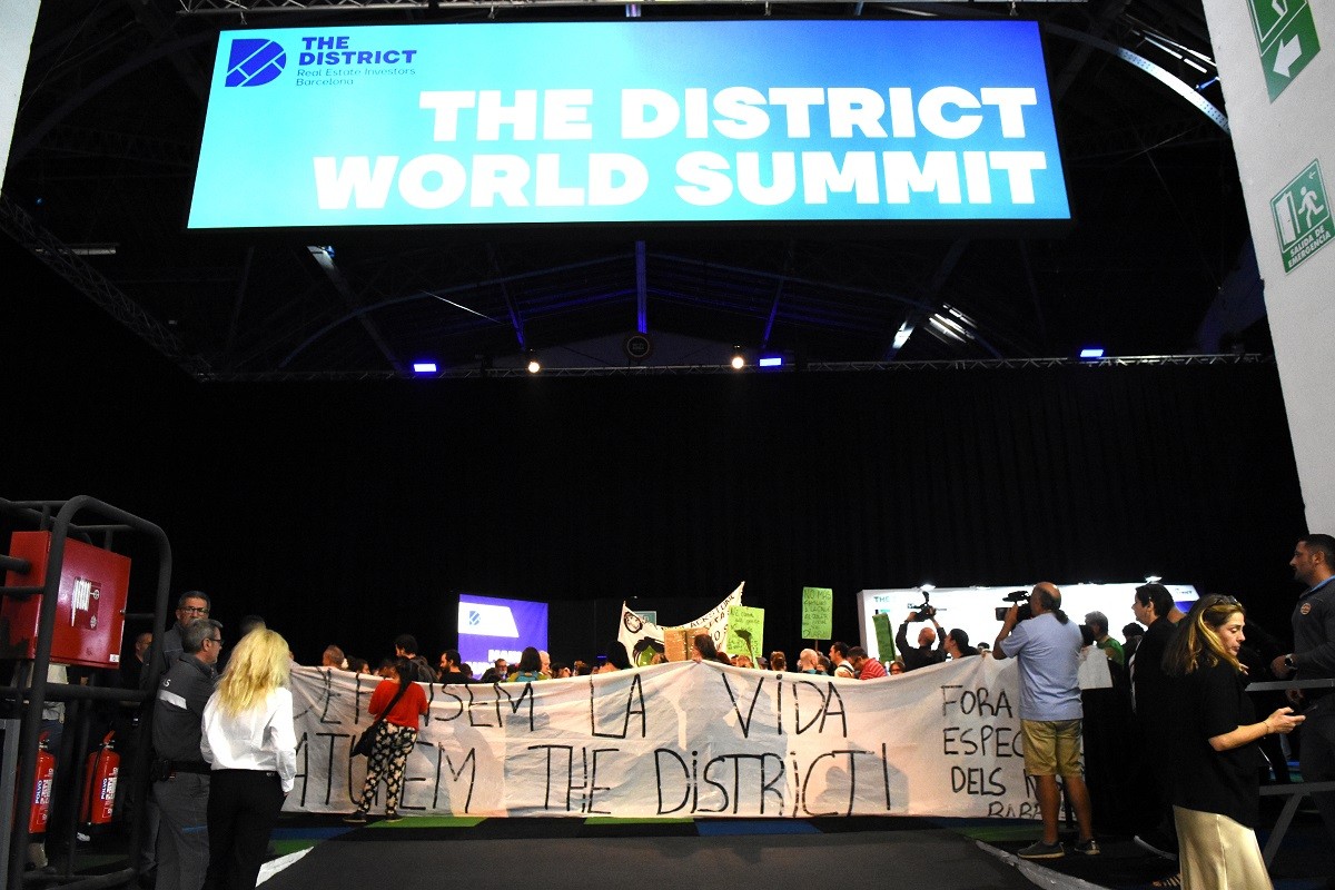 Els manifestants han entrat a l'interior de la Fira per protestar contra el congrés The District - ACN