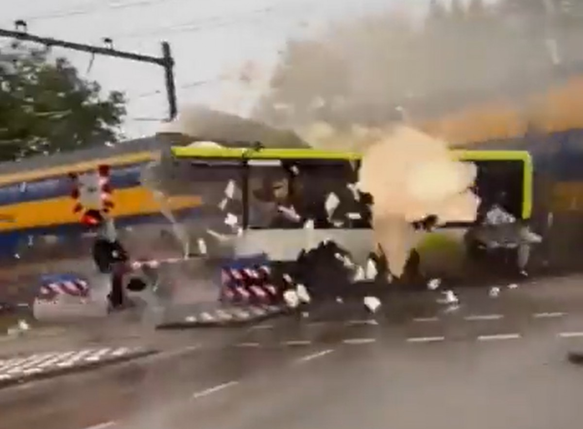 Un brutal xoc entre un tren i un autobús frega la tragèdia als Països Baixos