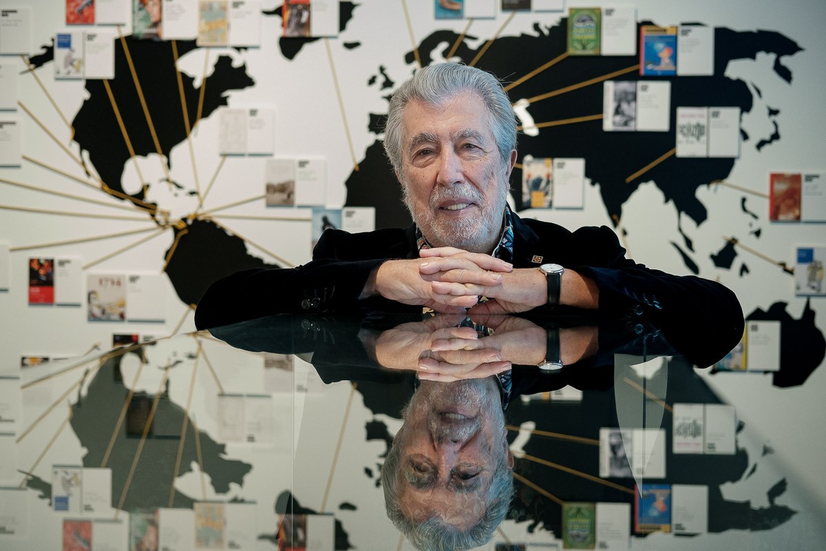 Jordi Sierra i Fabra fotografiat a l'exposició que li dedica el Palau Robert. - Adrià Costa