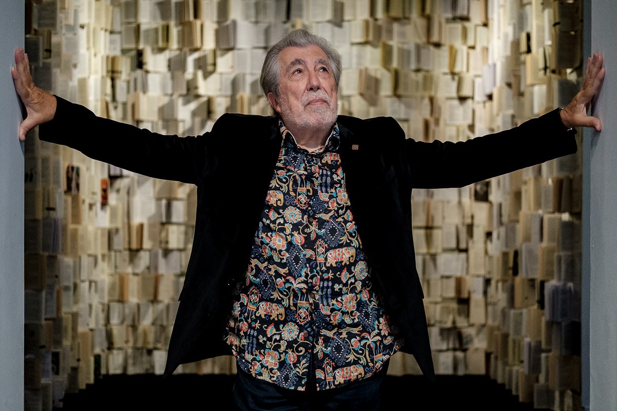 Jordi Sierra i Fabra fotografiat a l'exposició que li dedica el Palau Robert. - Adrià Costa