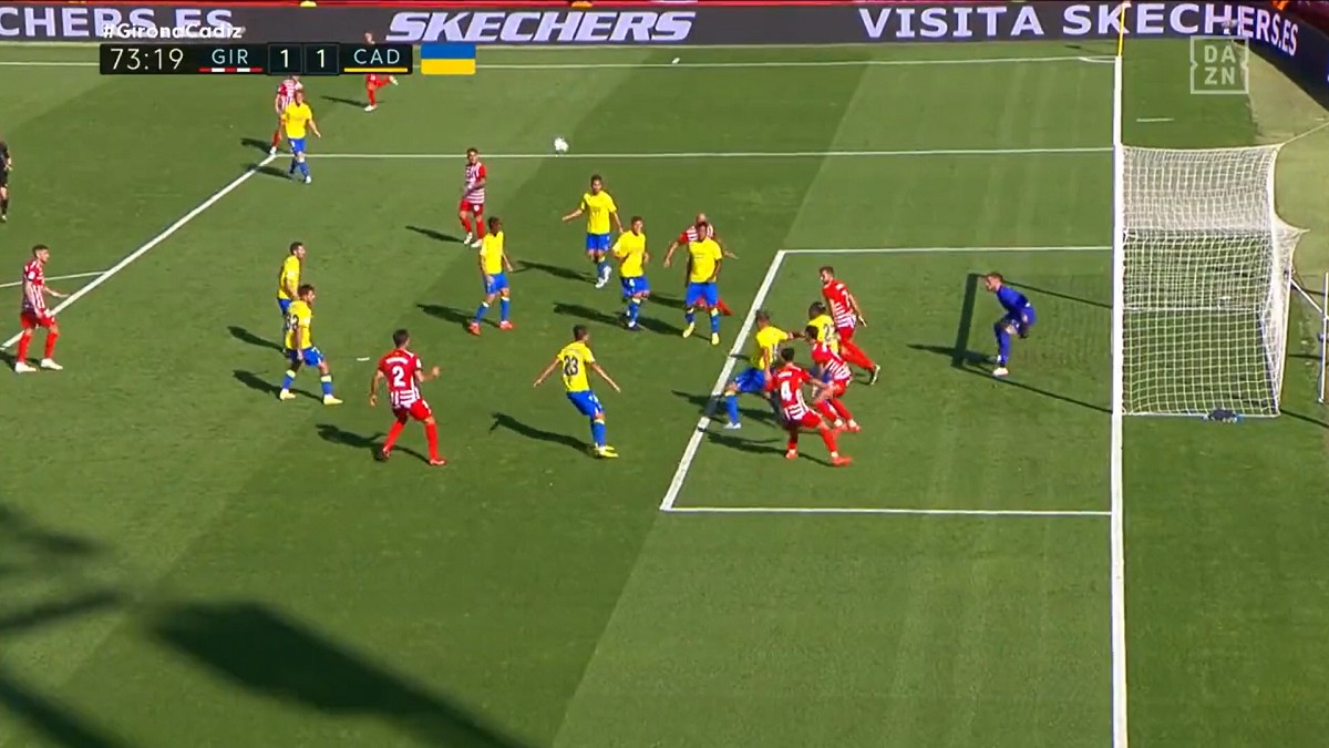 El gol surrealista del Cadis en pròpia porteria contra el Girona que ha anul·lat el VAR