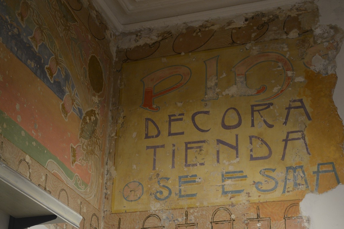 Un mural de la botiga Olokuti Gòtic de Barcelona - Dani Cortijo