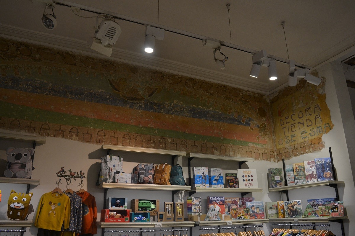 Un mural de la botiga Olokuti Gòtic de Barcelona - Dani Cortijo