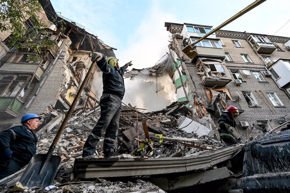 Un edifici destruït per míssils russos a la ciutat de Zaporiya el 6 d'octubre. - EP
