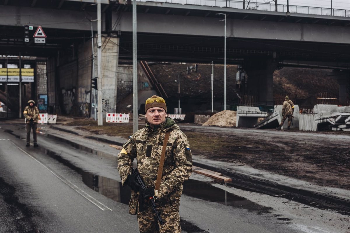 Un milicià ucraïnès controla una carretera a Kíiv. - EP