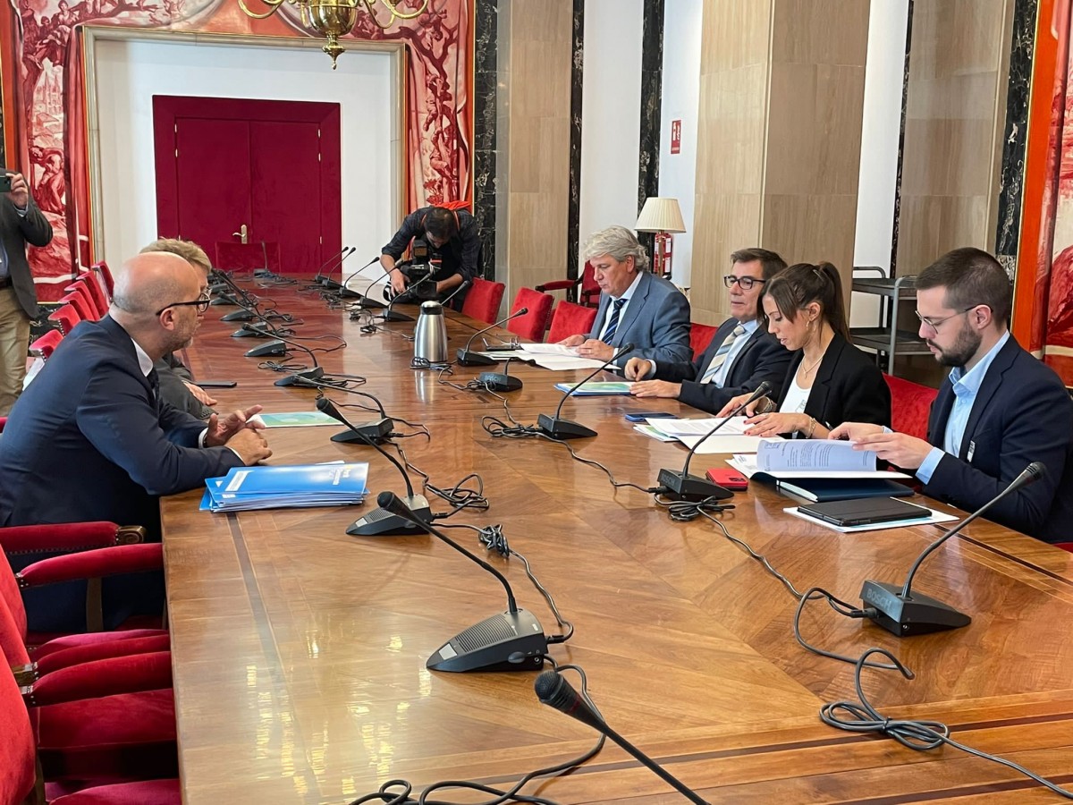 Alcaldes metropolitans es desplacen a Madrid com a acte d'insistència contra les ocupacions