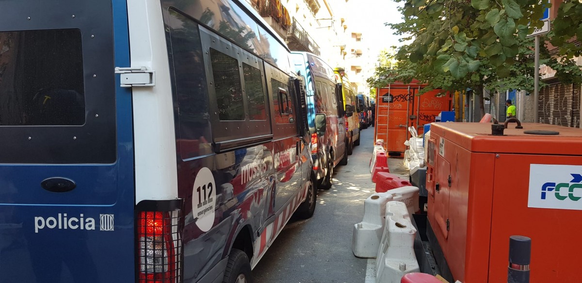 Antiavalots i denúncies a la protesta pel desnonament d'una mare embarassada amb dues filles
