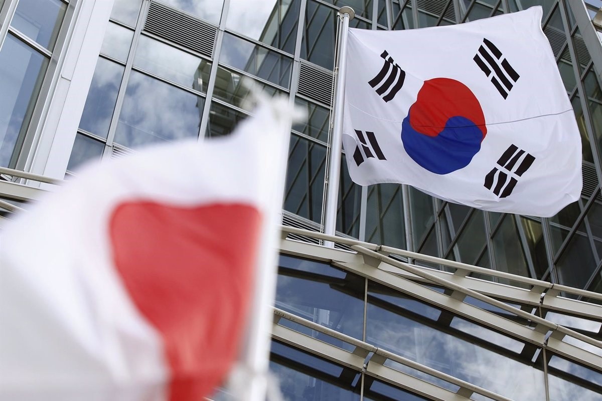 Les banderes de Japó i Corea del Sud, en una imatge d'arxiu - Europa Press / agències
