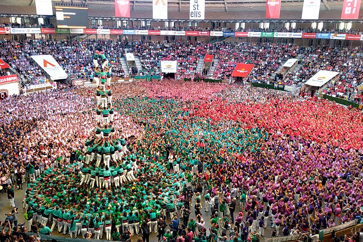 Els Castellers de Vilafranca, durant la seva actuació al Concurs de Castells. - Josep M. Llauradó
