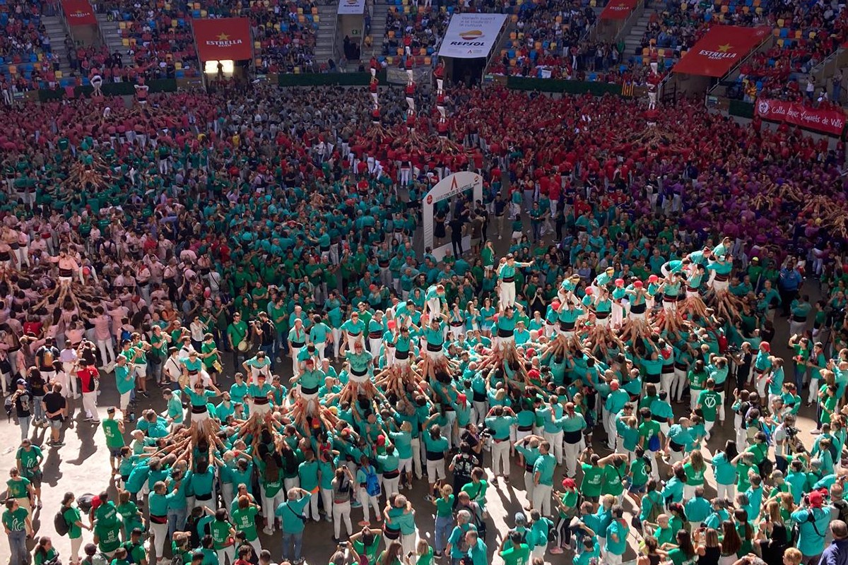 Les colles han aixecat pilars en acabar el Concurs de Castells. - Alba Rodríguez.