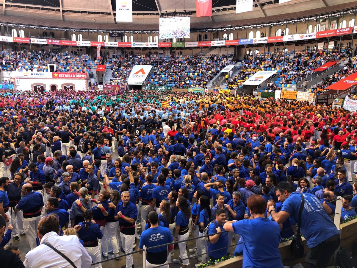 Els Castellers de la Vila de Gràcia, en primer pla, en una Tàrraco Arena Plaça concorreguda. - Martí Urgell.
