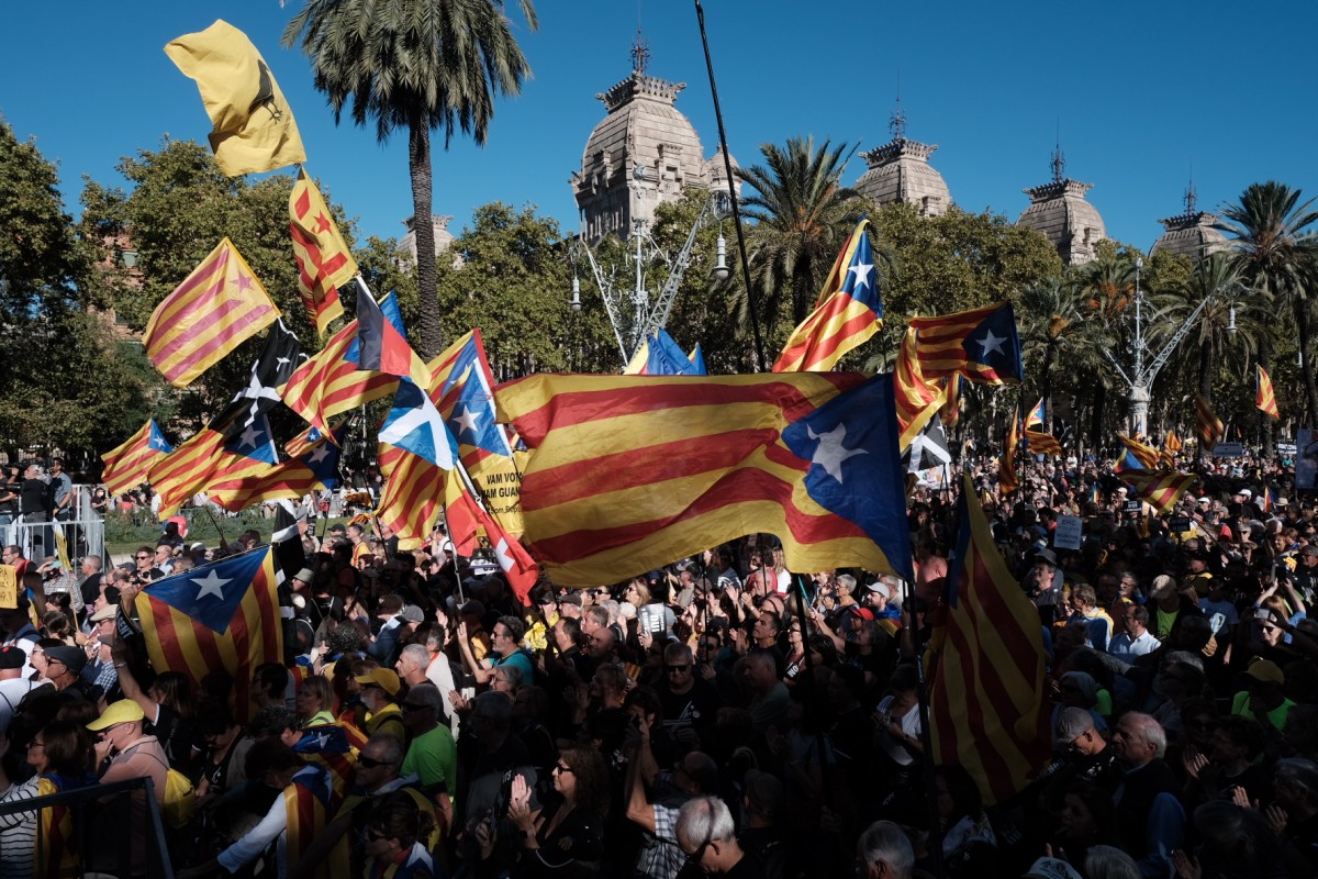 Milers de persones a l'Arc de Triomf per commemorar l'1-O - Adrià Costa