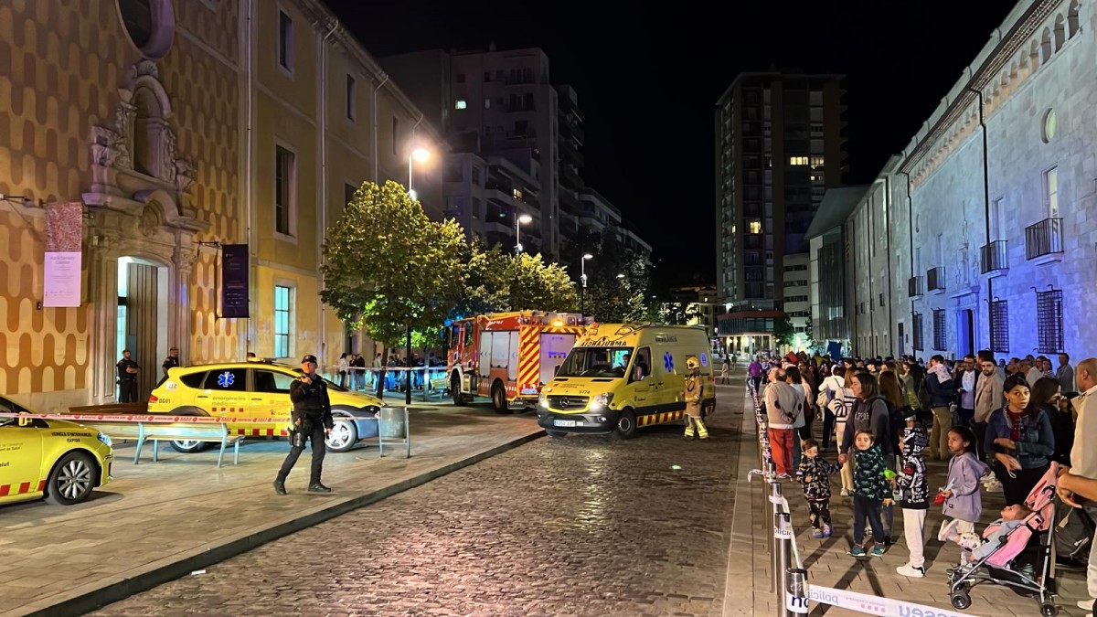 Agents treballant després de l'explosió a la Casa de la Cultura de Girona - ACN