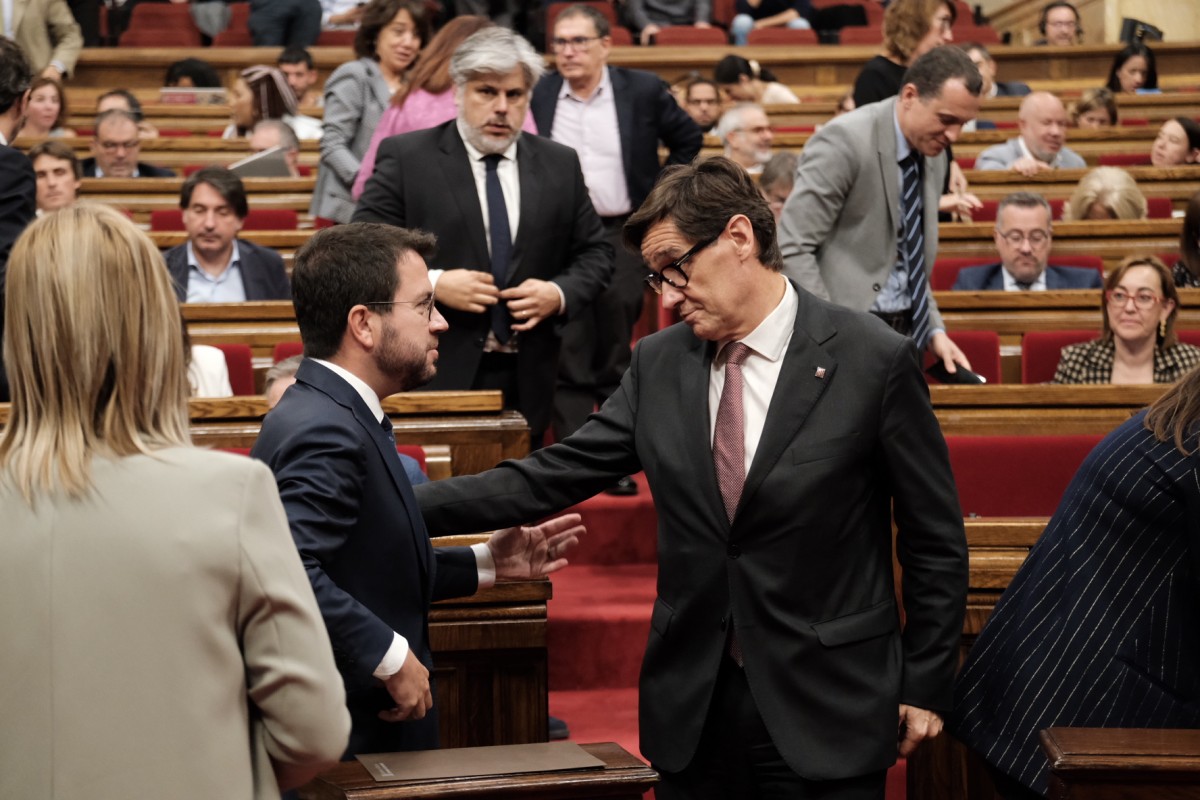 Salvador Illa s'acosta a parlar amb Pere Aragonès al debat de política general. - Adrià Costa